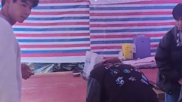 大学生靠自己双手挣学费，好样的