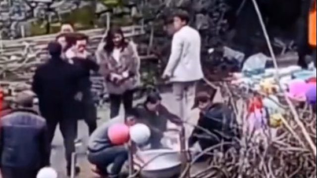 当年房主儿子走失，路边捡了女弃婴。养女大学毕业后带回男朋友，没想到竟然是失散多年的儿子