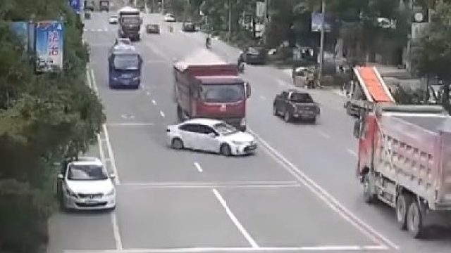 女子违规变道被撞后竟说会改变她整个人