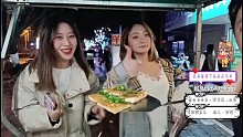 两位美女顾客第一次面对直播吃炒饭