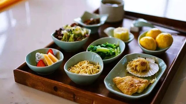 感谢 K老板的大火锅哇 哈哈哈哈  一份麻辣火锅套餐 准备好了