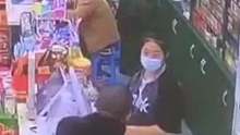 女孩独自买7元零食后退货，哭着说：不然我爸能打死我。退货后家长扇收银员耳光成脑震荡