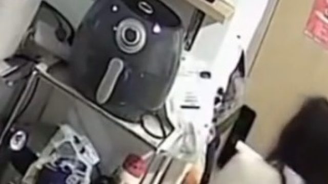 女子给同小区男子赠药，因头晕延误被踹门辱骂