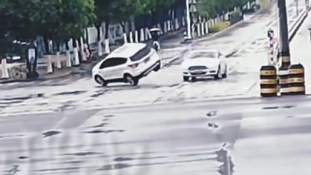 小车过路口被撞翻车还需负全责