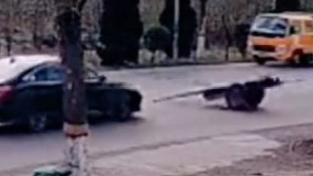 拖拉机后挂掉落，路过小车无辜遭殃