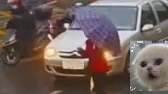 行人加速跑过，轿车紧急制动，最后受伤的只有电动车