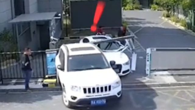 媳妇刚拿驾照开车，结局万万没想到，神一般的操作