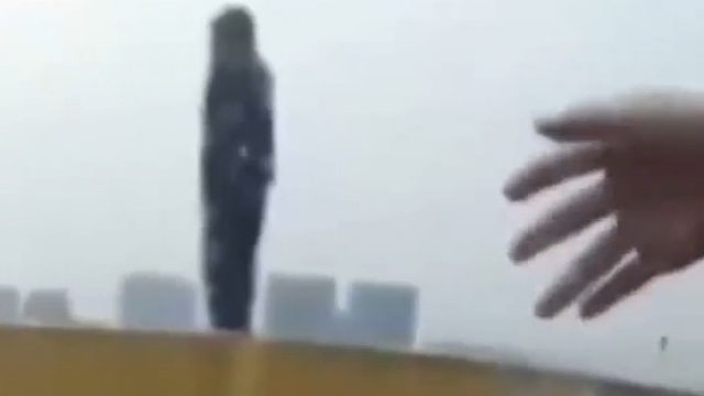 民警为救跳楼女子急出哭腔