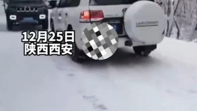 幸亏路人施救及时，车内一家四人受到惊吓，并无大碍，车辆受损严重。