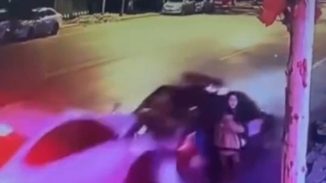 乘客刚开门下车，下一秒意外就发生了……