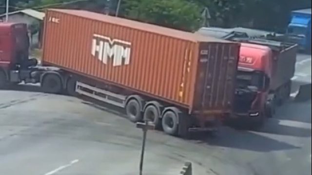 没看见对面一堆车要过来了吗，还一个劲想在这里掉头