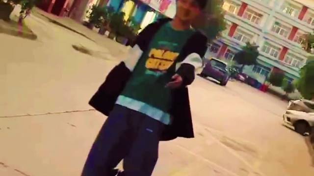 没有特别喜欢的人那就做个爱笑的男孩子