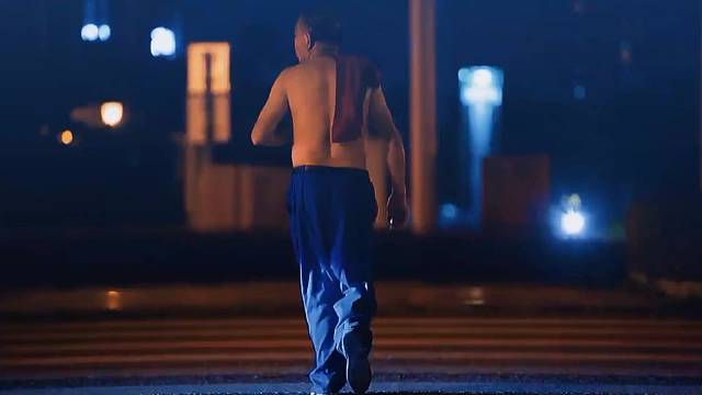 你一定要下心来努力，努力成为一个厉害的人，没有必要让其他人知道你的计划。直到厉害的有一天