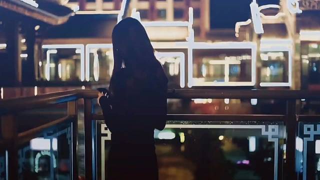 在自己困难时，你才会发现，你帮助过的人，不一定会帮助你，但帮助过你的人，他还可能会在帮助你。泥泞。