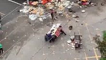 摊贩争夺地方大打出手，互相推翻摆摊车。网友：都不容易何必如此。