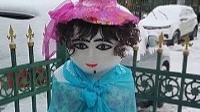 有才！大妈在院子里堆制大量造型各异的雪人，邻居：她每年都爱堆雪人