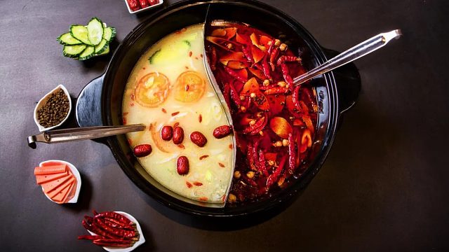 感谢 晓玛丽老板的大火锅哇 哦吼 那么 就开饭吧  麻辣火锅 快来啊