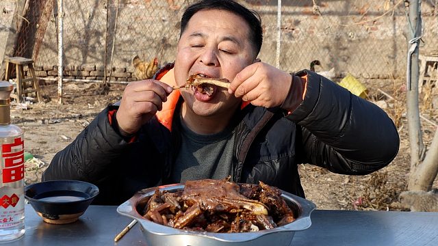 190元买了一只大鹅，做个铁锅炖大鹅，再喝点家大业大大富大贵