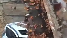 男子忘拉手刹，车子溜坡撞塌房子