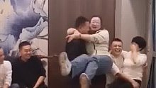 从小一起玩到大的兄弟聚在一起，抱起媳妇来毫不含蓄