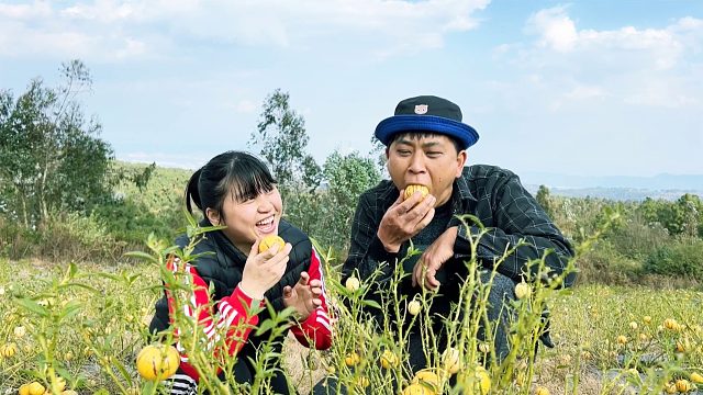 表兄妹进山摘人参果，小表妹十分羞涩，表哥吃相太粗鲁了