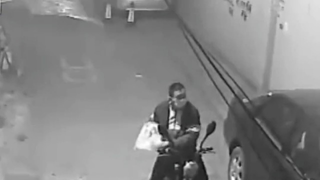 一男子多次扔医疗垃圾到社区里，被居民发现后追着打！