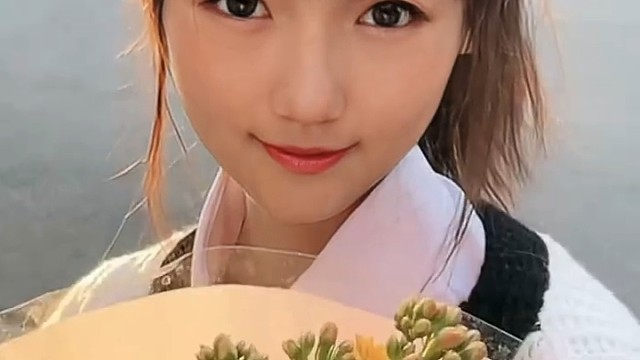 我捧花而来，你就委屈点儿，栽在我手里行不行？