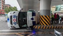 一出租车加速过路口时，撞翻一辆救护车