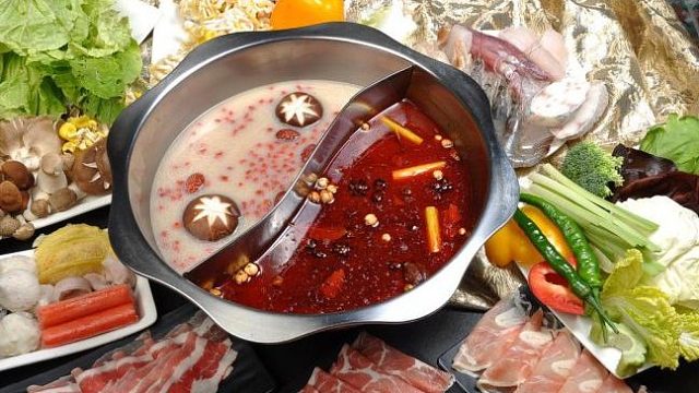 感谢 晓玛丽老板的大火锅哇 哈哈哈哈 等一下虾滑快熟了 那个牛肉也快熟了