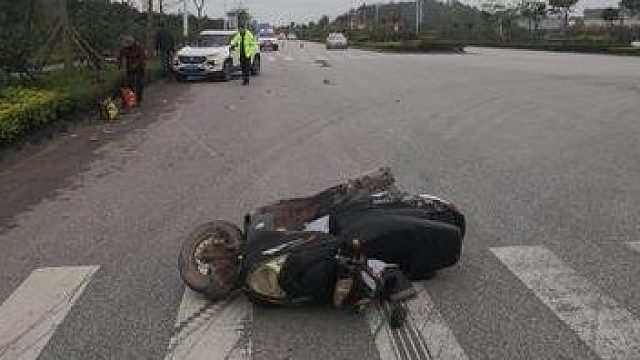 摩托没减速，撞上把孩子装车篮里的自行车，这事你怎么看？