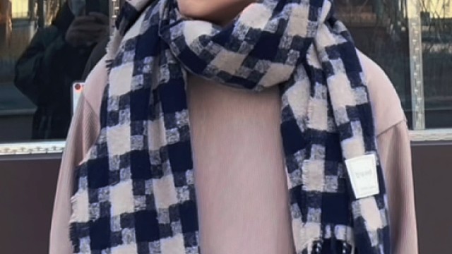 每个人的世界都会下雨
我没办法在你心里撑伞
但是我愿意永远陪着你