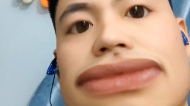 傍晚冷了许多，我裹了裹去年的旧外套像去年的拥抱