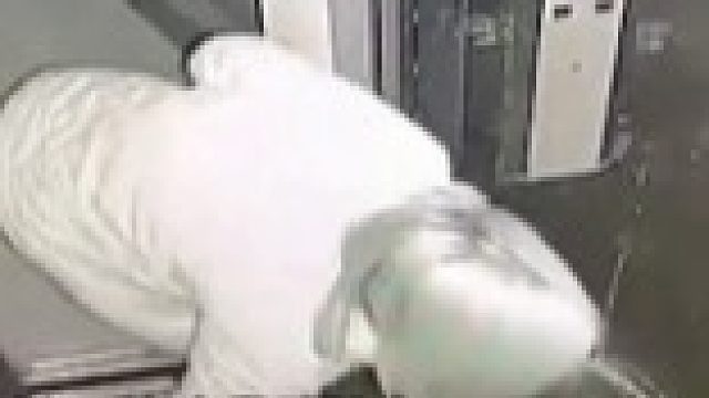 女子将家中垃圾均匀倒进电梯