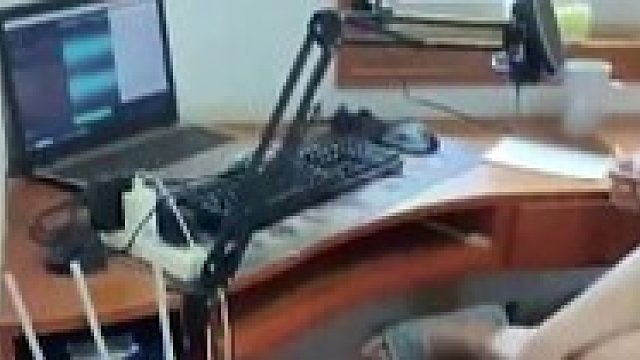 弟弟告知姐姐自己一小时能赚一千块，姐姐不信打开房门，瞬间愣住！