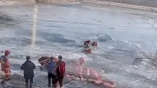 老人冰面行走坠入河中，消防战士不顾自身安危冒救援，救援场面一度让人揪心
