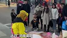 大师兄再就业！男子扮演孙悟空卖飞饼，周围尽是围观的大人小孩