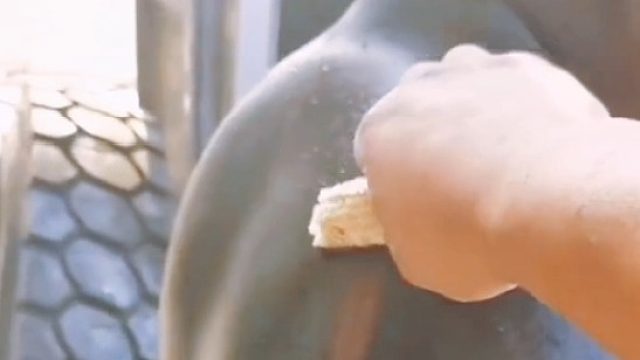 挣着自己辛苦钱，身虽脏，但钱干净