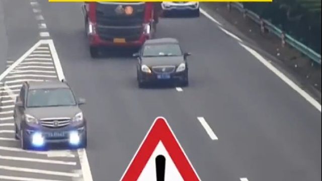 错过路口小车急停引发事故，小车瞬间变敞篷