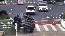 疲勞駕駛撞上警示柱