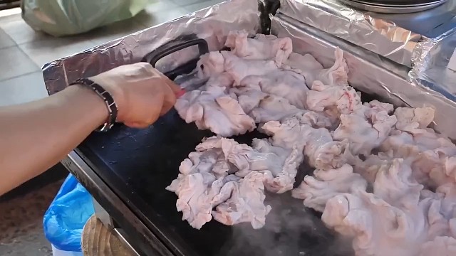 大妈推出猪杂免费吃套餐