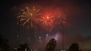 也許對(duì)煙火許愿也會(huì)靈驗(yàn)吧