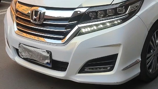 18年艾力绅改木地板，贴膜