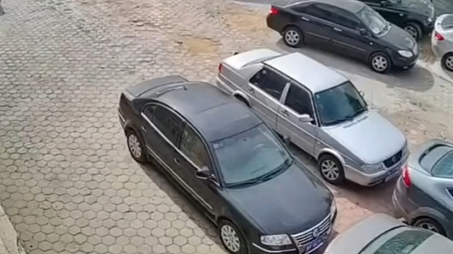 发现有车位，屁颠屁颠就进去了！