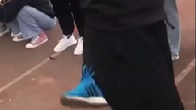 跳远成绩不理想被老师踢，男生给予同等“回踢