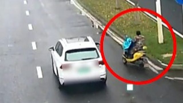 不按规定行车，受伤还得负全责。网友：这么大的辅路不开，何苦啊