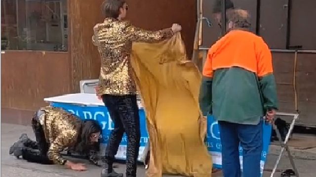 大爷：我笑，是因为早看见你屁股了