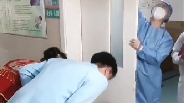 爸，您的儿子结婚了，由于您身患重病没能来现场祝贺。 没关系，我带着您的儿媳妇来看您了，我俩给您磕一个