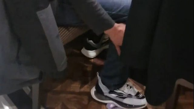 旁边的这个哥们发现了