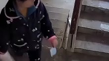 女子将用过的口罩直接挂在他人房门上
