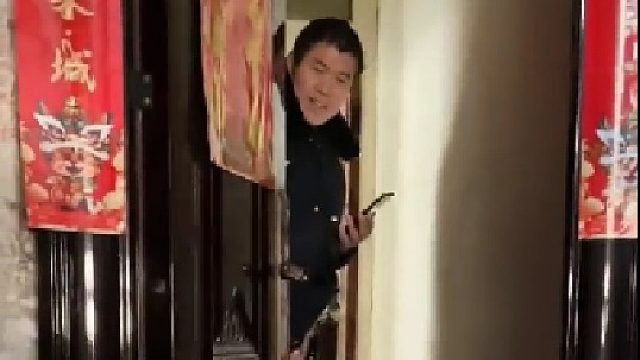 女子带孩子提前回家，姥姥姥爷看到外孙女抢着抱